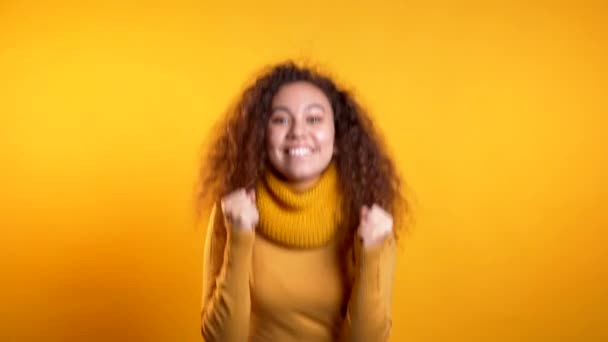 Chica con el pelo rizado muy contenta y feliz, muestra sí gesto de victoria — Vídeo de stock