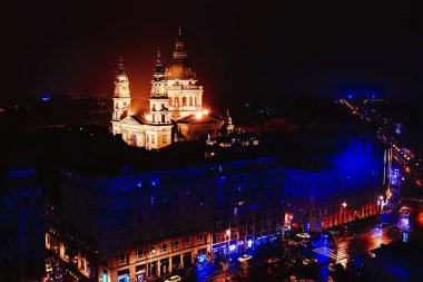 Havadan St. Stephens Bazilikası 'na güzel bir gece manzarası Budapeşte, Macaristan' daki kilise. Antik mimariyi aydınlatan güzel bir akşam ya da gece sahnesi