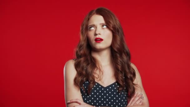 Ung upprörd kvinna med lockigt rött hår är missnöjd, olycklig. Studio porträtt av flicka, hon skakar huvudet som en gest av oenighet och besvikelse — Stockvideo