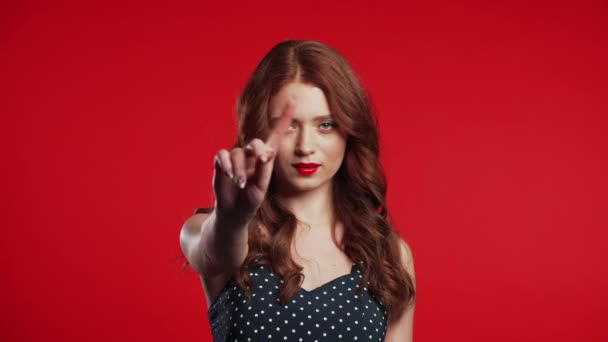 En ganska ovanlig flicka som ogillar utan att korsa händerna gör en negationsgest. Förneka, avvisa, oense, Porträtt av kvinna på röd bakgrund. — Stockvideo