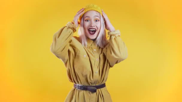 Mädchen mit rosa Haaren sehr froh und glücklich, zeigt sie ja Geste des Sieges, sie erreicht Ergebnis, Ziele. überrascht aufgeregt glückliche Frau auf gelbem Hintergrund — Stockvideo