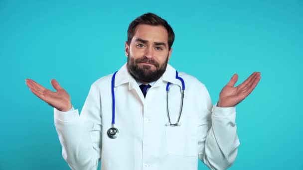 Ritratto di medico incerto in medico professionale cappotto bianco scuote le braccia, fa gesto di non so, cura. Il linguaggio del corpo. Doc man . — Video Stock