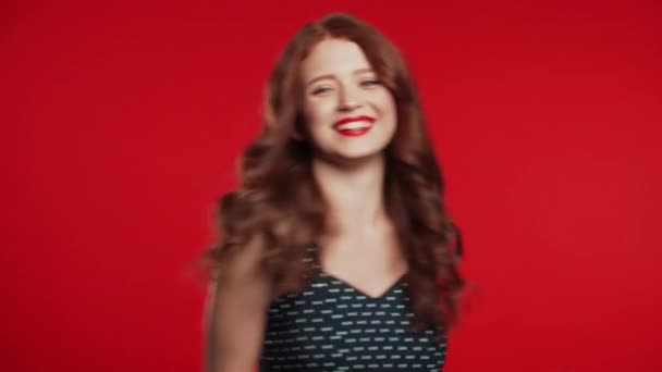 Hermosa mujer con el pelo rojo divertido baile y chasquea los dedos en el fondo colorido estudio. Retrato de chicas lindas. Fiesta, felicidad, libertad, concepto de juventud . — Vídeos de Stock