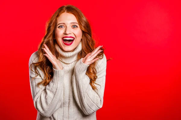 Porträt eines Mädchens mit roten Haaren, zeigt sie Wow-Effekt-Geste. Kopierraum. überrascht aufgeregte glückliche Frau. ziemlich weiblich schockiert model auf studio hintergrund. — Stockfoto
