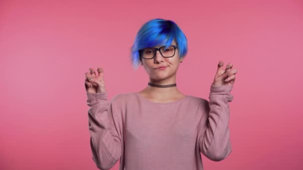 Chica punk bonita con el pelo azul que muestra con las manos y dos dedos como el gesto comillas, doblar los dedos aislados sobre el fondo rosa. Concepto muy divertido, irónico y sarcástico . — Vídeo de stock