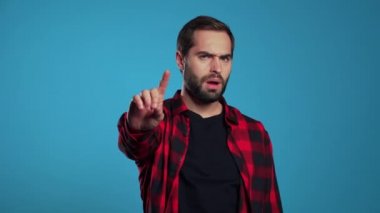 El parmağı işareti olmadan onaylamayan bir adam parmak hareketi yapar. Reddetmek, reddetmek, anlaşmazlık, yakışıklı adamın portresi..