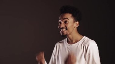 Beyazlı mutlu Afrikalı adamın portresi 