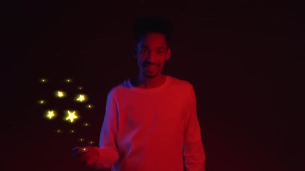 Parlak animasyon. Beyazlar içindeki çok aktif ve enerjik Afrikalı Amerikalı genç adam gri arka planda gülümseyip dans ediyor. 4k — Stok video