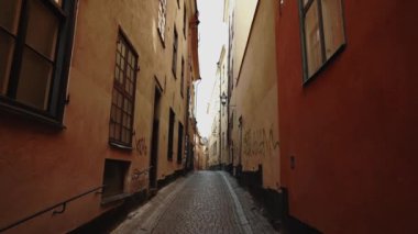 Stockholm bölgesinde kışın apartman binası caddeleri. Dar sokaklardaki eski şehir evlerinin İskandinav cepheleri. Seyahat konsepti. Ağır çekim. Sabit çekim