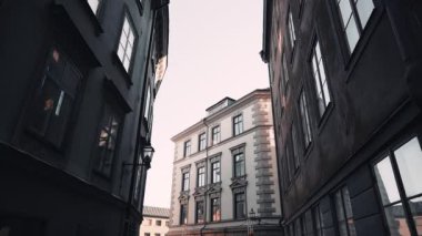 Stockholm bölgesinde kışın apartman binası caddeleri. Dar sokaklardaki eski şehir evlerinin İskandinav cepheleri. Seyahat konsepti. Ağır çekim. Sabit çekim