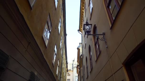 Apartamento edifício ruas na antiga cidade europeia do norte. Janelas escandinavas. Fachadas de casas coloridas nas ruas da Suécia. Conceito de viagem. Movimento lento. Steadicam tiro — Vídeo de Stock