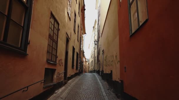 Stockholm bölgesinde kışın apartman binası caddeleri. Dar sokaklardaki eski şehir evlerinin İskandinav cepheleri. Seyahat konsepti. Ağır çekim. Sabit çekim — Stok video