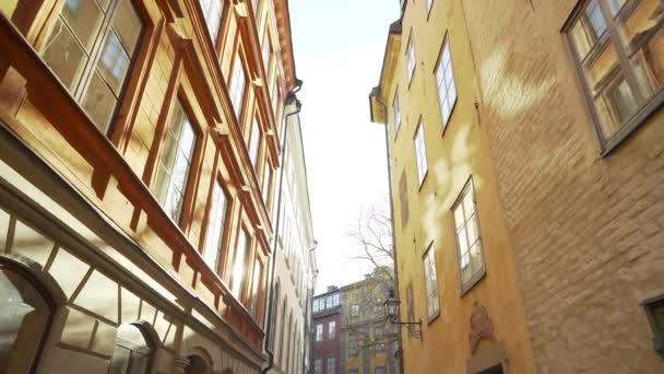 Byt budovy ulice v okolí Stockholmu v zimě. Skandinávské fasády starých městských domů v úzkých uličkách. Koncept cestování. Zpomal. Záběr steadicamu — Stock video