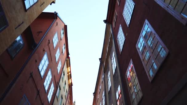 Apartamento construyendo calles en la zona de Estocolmo en invierno. Fachadas escandinavas de casas antiguas en las calles estrechas. Concepto de viaje. En cámara lenta. Steadicam tiro — Vídeo de stock