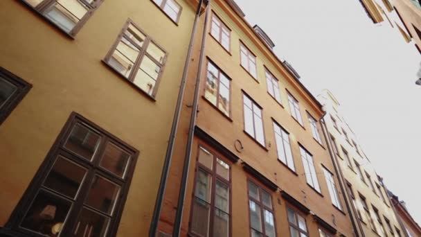 Apartamento construyendo calles en la antigua ciudad del norte de Europa. ventanas escandinavas. Fachadas de casas coloridas en las calles de Suecia. Concepto de viaje. En cámara lenta. Steadicam tiro — Vídeos de Stock