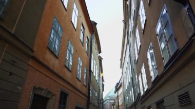 Eski Avrupa şehrinde apartman binası caddeleri. İskandinav pencereleri. İsveç sokaklarındaki renkli evlerin cepheleri. Seyahat konsepti. Ağır çekim. Sabit çekim