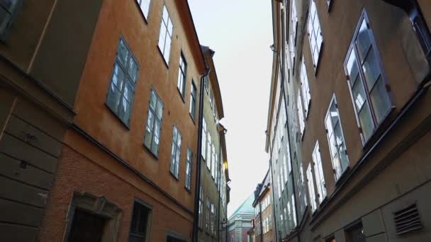 Apartment building streets in old northern european city. Scandinavian windows. Facades of colorful houses in the streets of Sweden. Traveling concept. Slow motion. Steadicam shot — Stock Video