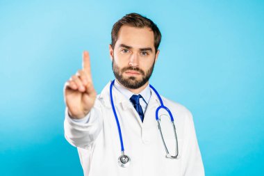 Doktor, el parmağı işareti olmadan bunu onaylamıyor. Negatif parmak hareketi yap. Reddetmek, reddetmek, anlaşmazlık, yakışıklı adamın portresi.