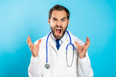 Beyaz önlüklü kızgın doktor kameraya bağırıyor. Mavi arka planda stresli ve depresif bir adam..