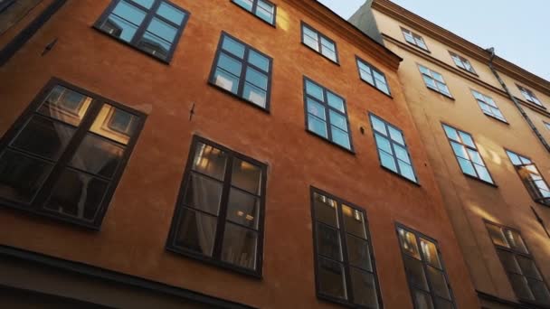 古い北部の都市のヨーロッパの通りのアパートの建物。北欧の窓。スウェーデンのストックホルムの狭い通りにカラフルな家のファサード。旅のコンセプト。スローモーション。スタディカムが撃たれた — ストック動画