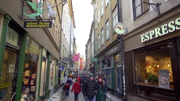 Multidão de pessoas na rua estreita da cidade, Estocolmo, Suécia. 15 Fevereiro 2020. Pessoas diferentes viajando em ruas de inverno da cidade européia velha . — Vídeo de Stock