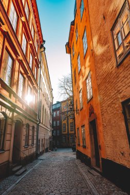 Gamla Stan 'de güzel, sıcacık bir cadde. Eski Stockholm kasabası. Avrupa 'nın tarihi binalar cepheleri