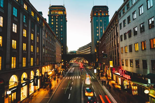 Budynki centrów biznesowych i ruchliwej ulicy. 14 lutego 2020 r., Sztokholm Szwecja — Zdjęcie stockowe