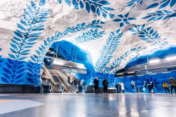 2020年2月14日，瑞典斯德哥尔摩。地下地铁站T-Centralen 。蓝线，天花板上开着花，中央车站，挤满了人 — 图库照片