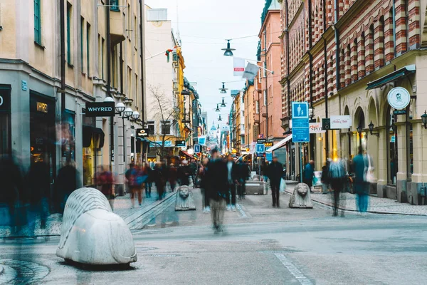 Drottninggatan - Stockholms rua comercial principal. Multidão de pessoas. 14 de fevereiro de 2020, Estocolmo Suécia — Fotografia de Stock