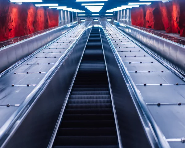 Increíble obra de arte roja en la estación de metro Solna Centrum. Interior de escaleras mecánicas sin personas. Estocolmo . —  Fotos de Stock