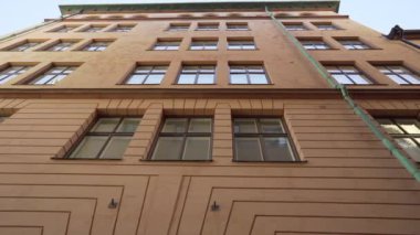 Eski Avrupa şehrinde apartman binası caddeleri. İskandinav pencereleri. İsveç sokaklarındaki renkli evlerin cepheleri. Seyahat konsepti. Ağır çekim. Sabit çekim