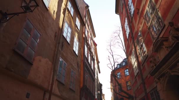 Appartement bouwen straten in het oude Noord-Europese stad. Scandinavische ramen. Gevels van kleurrijke huizen in de straten van Zweden. Reisconcept. Langzame beweging. Steadicam geraakt. — Stockvideo