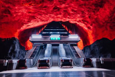 14 Şubat 2020, Stockholm İsveç. Solna Centrum metro istasyonundaki inanılmaz kırmızı çizimler. Yürüyen merdivenin içinde insanlar yok.