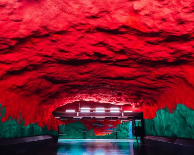 14 Şubat 2020, Stockholm İsveç. Solna Centrum metro istasyonundaki inanılmaz kırmızı çizimler. İnsanlar olmadan platformun içi