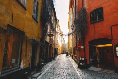 14 Şubat 2020, Stockholm İsveç. Gamla Stan 'de güzel, sıcacık bir cadde. Eski Stockholm kasabası. Avrupa 'nın tarihi binalar cepheleri