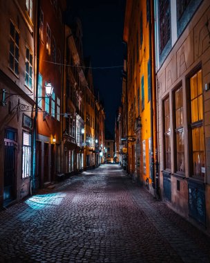 Gamla Stan 'de güzel, rahat, dar bir sokak. Eski Stockholm kasabası. 14 Şubat 2020, Stockholm İsveç