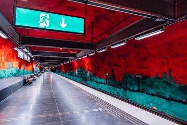 14 Şubat 2020, Stockholm İsveç. Solna Centrum metro istasyonundaki inanılmaz kırmızı çizimler. İnsanlar olmadan platformun içi
