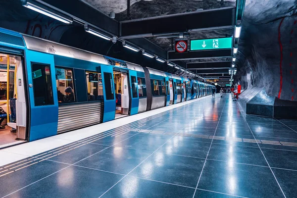 14 februari 2020, Stockholm Zweden. Metro station met ondergrondse trein en mensen passagiers — Stockfoto