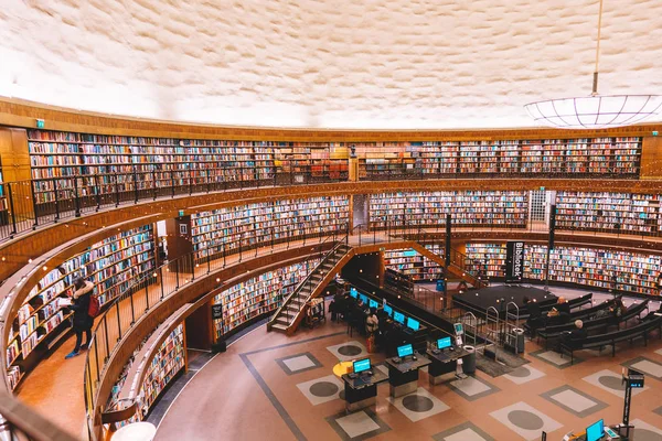 Biblioteca pública con libros coloridos en estantes en el edificio redondo, Stadsbibliotek. 14 febrero 2020, Estocolmo Suecia — Foto de Stock