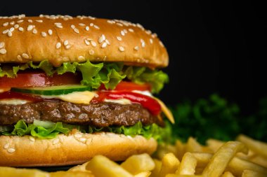 Sulu biftek burger göğsü, soğan, sebze, eritilmiş peynir, marul, sos ve susam tepesinde. İzole hamburger koyu duman arka plan üzerinde yakından görmek döner