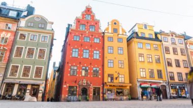 15 Şubat 2020, Stockholm, İsveç. Gamla Stan, eski kasaba. Stortorget Meydanı 'nda turistlerle dolu renkli evler. Zaman Uygulaması