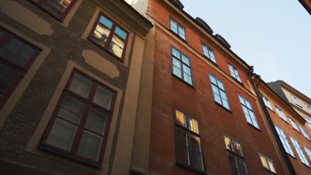 Δια κτίριο δρόμους στην παλιά πόλη της Βόρειας Ευρώπης. Σκανδιναβικά παράθυρα. Πρόσωπα πολύχρωμων σπιτιών στους δρόμους της Σουηδίας. Ταξιδιωτική ιδέα. Αργή κίνηση. Σφηνάκι Steadicam — Αρχείο Βίντεο