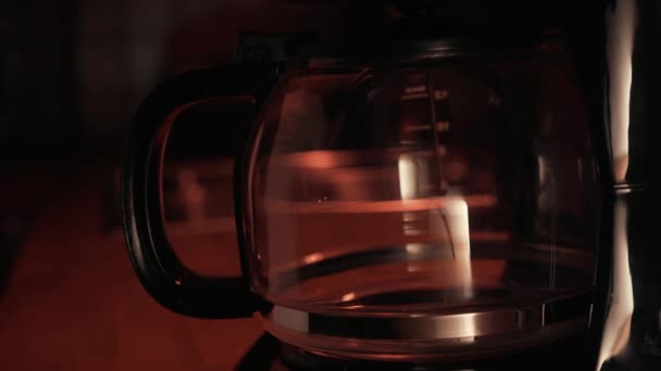 Verse zwarte koffie gieten in transparant glas druppelkoffiezetapparaat. Ontbijt, espresso, americano concept. — Stockvideo