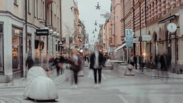 14 Şubat 2020, Stockholm İsveç. Drottninggatan - Stockholms ana alışveriş caddesi. Kalabalık.. — Stok video
