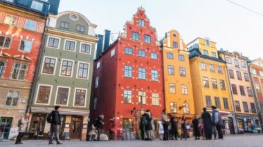 15 Şubat 2020, Stockholm, İsveç. Gamla Stan, eski kasaba. Stortorget Meydanı 'nda turistlerle dolu renkli evler. Zaman Uygulaması