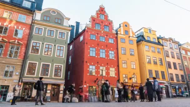 15 Şubat 2020, Stockholm, İsveç. Gamla Stan, eski kasaba. Stortorget Meydanı 'nda turistlerle dolu renkli evler. Zaman Uygulaması — Stok video