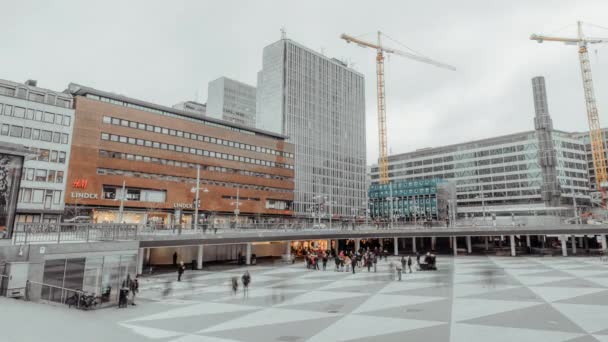 Timepalse de personas en Sergels plaza torg en invierno. 15 febrero 2020, Estocolmo Suecia — Vídeo de stock