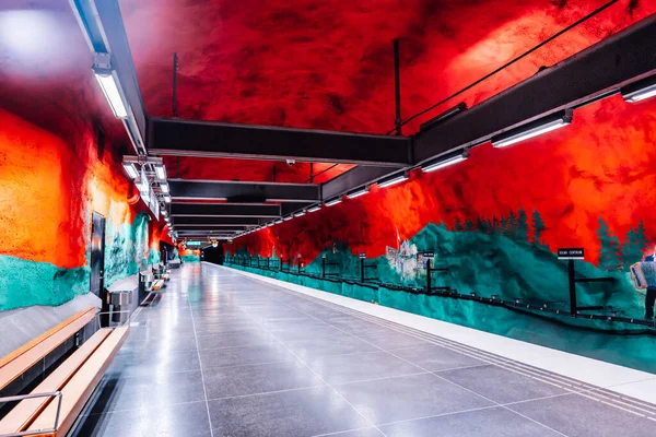 14 de fevereiro de 2020, Estocolmo Suécia. Incrível obra de arte vermelha na estação de metrô Solna Centrum. Interior da plataforma sem pessoas — Fotografia de Stock