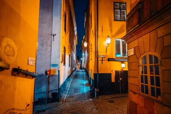 스톡홀름 의 가모라 스탠 이 라는 오래 된 도시에 있는 아름답고 아늑 한 밤의 좁은 거리였다. 2020 년 2 월 14 일, 스톡홀름 스웨덴 — 스톡 사진