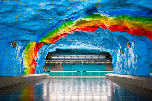 2020 년 2 월 14 일: 스톡홀름. 터널 바나 플랫 폼의 내부 무지개. 지하철역의 아름다운 다채 로운 벽들. — 스톡 사진
